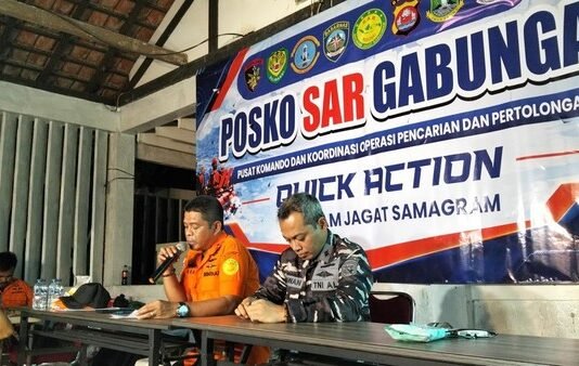 Pencarian 5 Jurnalis dan 3 Kru Kapal di Anak Krakatau Resmi Dihentikan Tim SAR gabungan melakukan pencarian terhadap lima jurnalis dan tiga kru kapal yang hilang di sekitar Gunung Anak Krakatau, Selat Sunda. Operasi pencarian resmi dihentikan setelah berlangsung 10 hari dan diperpanjang tiga hari, namun pemantauan tetap dilakukan. Foto: Istimewa