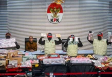 Rp106,3 Miliar Disita KPK dari OTT HGB Bogor, Pintu Masuk Bongkar Dugaan Korupsi di ATR/BPN? KPK menunjukkan barang bukti uang tunai dalam OTT terkait dugaan korupsi pengurusan HGB di Kabupaten Bogor. KPK menyita barang bukti sekitar Rp106,3 miliar. Foto: KPK