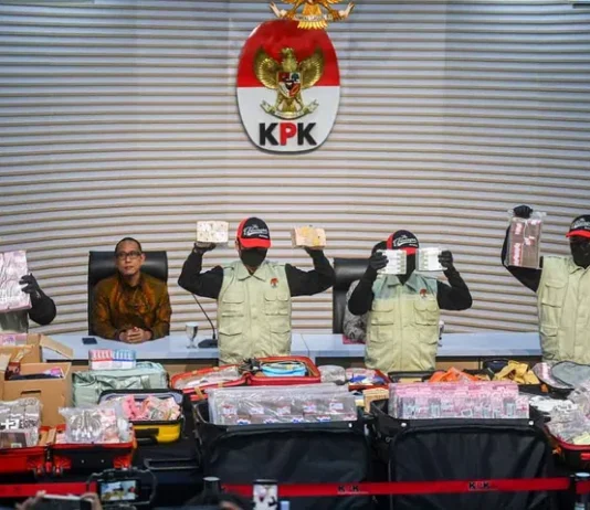 Rp106,3 Miliar Disita KPK dari OTT HGB Bogor, Pintu Masuk Bongkar Dugaan Korupsi di ATR/BPN? KPK menunjukkan barang bukti uang tunai dalam OTT terkait dugaan korupsi pengurusan HGB di Kabupaten Bogor. KPK menyita barang bukti sekitar Rp106,3 miliar. Foto: KPK