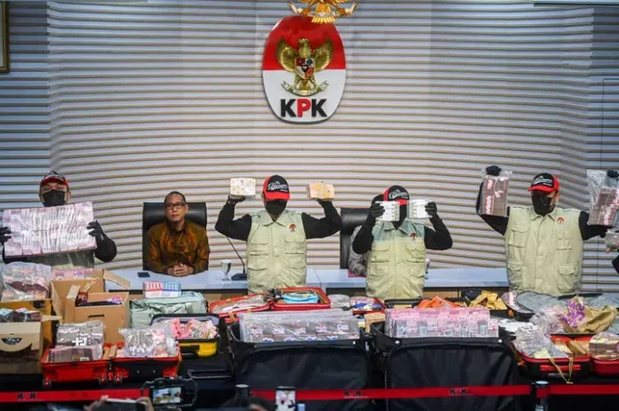 KPK menunjukkan barang bukti uang tunai dalam OTT terkait dugaan korupsi pengurusan HGB di Kabupaten Bogor. KPK menyita barang bukti sekitar Rp106,3 miliar. Foto: KPK