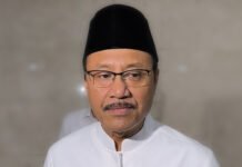 Gus Ipul Bantah Gus Kikin-Miftachul Akhyar ‘Paket Istana’ di Muktamar NU Gus Ipul memberikan keterangan terkait pelaksanaan Muktamar ke-35 NU di Jakarta. Foto: Istimewa