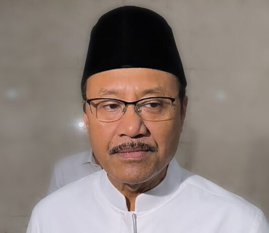 Gus Ipul Bantah Gus Kikin-Miftachul Akhyar ‘Paket Istana’ di Muktamar NU Gus Ipul memberikan keterangan terkait pelaksanaan Muktamar ke-35 NU di Jakarta. Foto: Istimewa