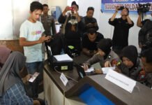Keluarga Penumpang Virgo Transport 8 Datangi Posko Terpadu di Tanjung Perak Petugas membuka posko terpadu bagi keluarga penumpang KM Virgo Transport 8 di Terminal Gapura Surya Nusantara, Pelabuhan Tanjung Perak, Surabaya. Foto: Istimewa