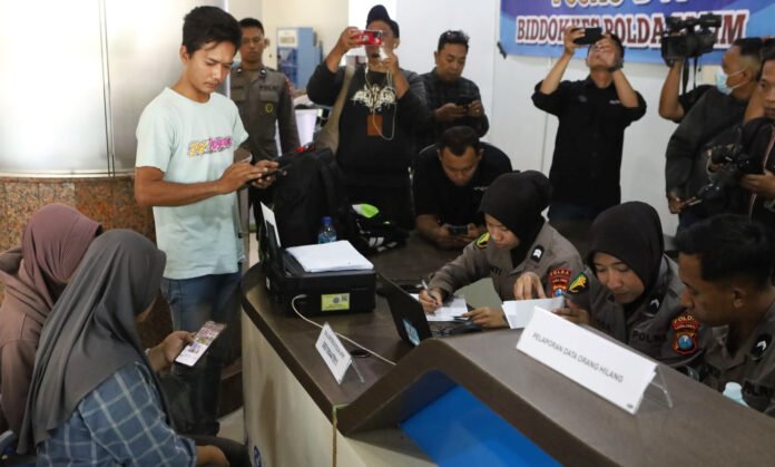 Petugas membuka posko terpadu bagi keluarga penumpang KM Virgo Transport 8 di Terminal Gapura Surya Nusantara, Pelabuhan Tanjung Perak, Surabaya. Foto: Istimewa Petugas membuka posko terpadu bagi keluarga penumpang KM Virgo Transport 8 di Terminal Gapura Surya Nusantara, Pelabuhan Tanjung Perak, Surabaya. Foto: Istimewa