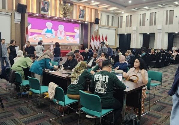 Cek kesehatan gratis Menteri Komunikasi dan Digital (Menkomdigi) Meutya Hafid menyampaikan sambutan dalam kegiatan pelayanan Cek Kesehatan Gratis bagi anggota Serikat Wartawan Senior Indonesia (SWSI) di Kantor Kementerian Kesehatan, Jakarta Selatan, Senin (26/10/2026). Foto: Harnas.id