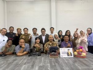 Prof. Dr. Budi Setiawan, S.E., M.Si. (tengah) berfoto bersama dan menerima ucapan selamat dari para mahasiswa usai Sidang Senat Terbuka Pengukuhan Guru Besar Ilmu Pemasaran Sosial di IBI Kesatuan, Bogor, Jawa Barat, Sabtu (24/10/2026). Foto: dok. IBI Kesatuan