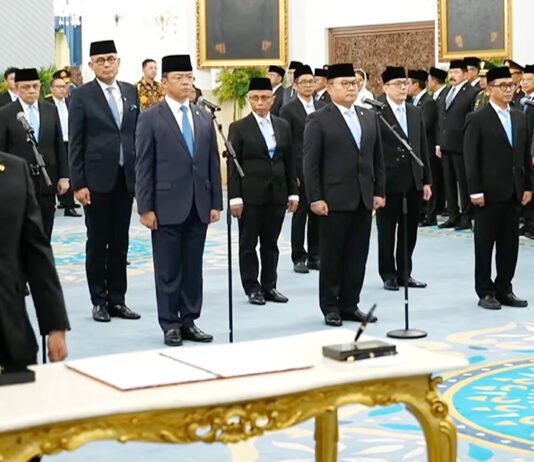 18 Pejabat Dilantik Prabowo, Listyo Sigit Geser ke KSP dan Suyudi Jadi Kapolri 18 dilantik pejabat di Istana Negara Jakarta. Foto: Dok. Sekretariat Presiden
