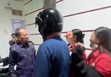 Viral Pegawai SPBU Bali Protes ke Gubernur Wayan Koster: “Saya Bukan Robot” Pegawai SPBU di Denpasar menyampaikan keluhan kepada Gubernur Bali Wayan Koster saat peninjauan di tengah antrean BBM. (Tangkapan layar video/Ist)