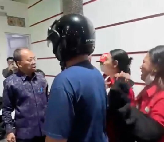 Viral Pegawai SPBU Bali Protes ke Gubernur Wayan Koster: “Saya Bukan Robot” Pegawai SPBU di Denpasar menyampaikan keluhan kepada Gubernur Bali Wayan Koster saat peninjauan di tengah antrean BBM. (Tangkapan layar video/Ist)