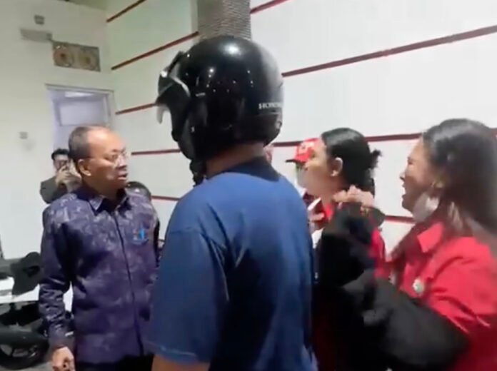 Pegawai SPBU di Denpasar menyampaikan keluhan kepada Gubernur Bali Wayan Koster saat peninjauan di tengah antrean BBM. (Tangkapan layar video/Ist) Pegawai SPBU di Denpasar menyampaikan keluhan kepada Gubernur Bali Wayan Koster saat peninjauan di tengah antrean BBM. (Tangkapan layar video/Ist)