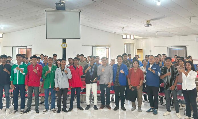 Komisioner Komnas HAM Saurlin Siagian saat memaparkan SNP Nomor 15 dalam Seminar Sekolah Perdamaian GAMKI di Sumba Timur. 