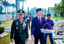 HUT Ke-81 TNI, Danrem 061/Suryakancana Pimpin Ziarah Nasional di TMP Dreded Bogor Danrem 061/Suryakancana Brigjen TNI Thomas Rajunio memimpin Ziarah Nasional HUT ke-81 TNI di TMP Dreded Bogor. Foto: Pemkot Bogor