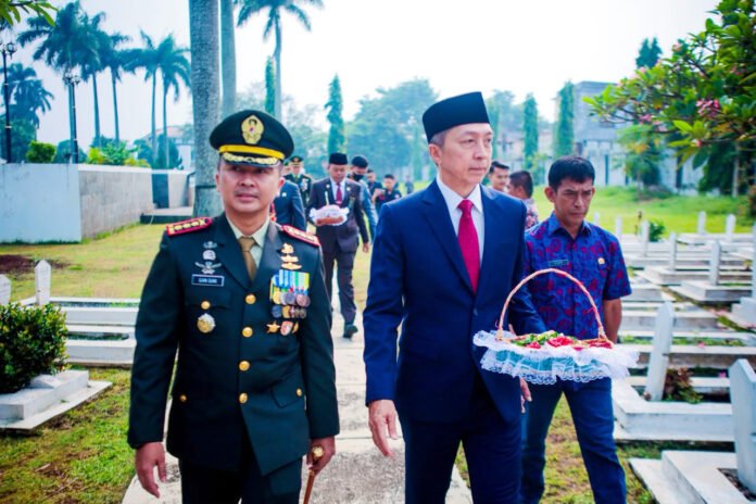 Danrem 061/Suryakancana Brigjen TNI Thomas Rajunio memimpin Ziarah Nasional HUT ke-81 TNI di TMP Dreded Bogor. Foto: Pemkot Bogor