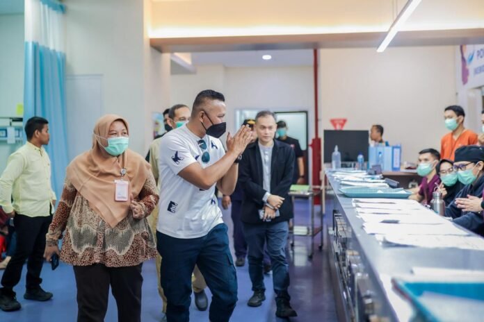 Wakil Wali Kota Bogor Jenal Mutaqin saat mengecek pelayanan IGD RSUD Kota Bogor. Foto: Pemkot Bogor