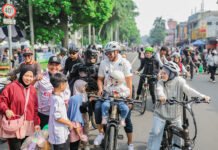 CFD Jalan Sudirman Bogor Tetap Berjalan, Jemaat Gereja Dapat Akses Khusus Wakil Wali Kota Bogor Jenal Mutaqin memantau pelaksanaan CFD di Jalan Sudirman. Foto: Pemkot Bogor