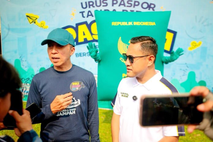 Wali Kota Bogor Dedie A. Rachim meninjau layanan Pasporia Kantor Imigrasi Bogor di kawasan CFD. Foto: Pemkot Bogor
