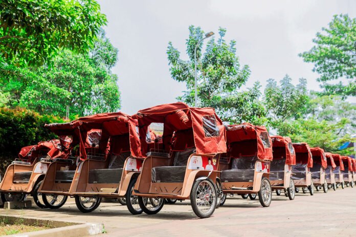 Penyerahan 160 unit becak listrik kepada pengayuh becak di Kota Bogor. Foto: Pemkot Bogor