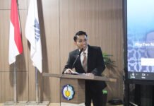 Doktor ITS Temukan Lima Kebijakan untuk Mempercepat Adopsi Motor Listrik Dr Fiky Two Nando ST MT saat menjelaskan hasil riset dalam disertasinya pada Sidang Promosi Doktor di Departemen Teknik Sistem dan Industri ITS. Foto: Humas ITS
