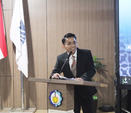 Doktor ITS Temukan Lima Kebijakan untuk Mempercepat Adopsi Motor Listrik Dr Fiky Two Nando ST MT saat menjelaskan hasil riset dalam disertasinya pada Sidang Promosi Doktor di Departemen Teknik Sistem dan Industri ITS. Foto: Humas ITS