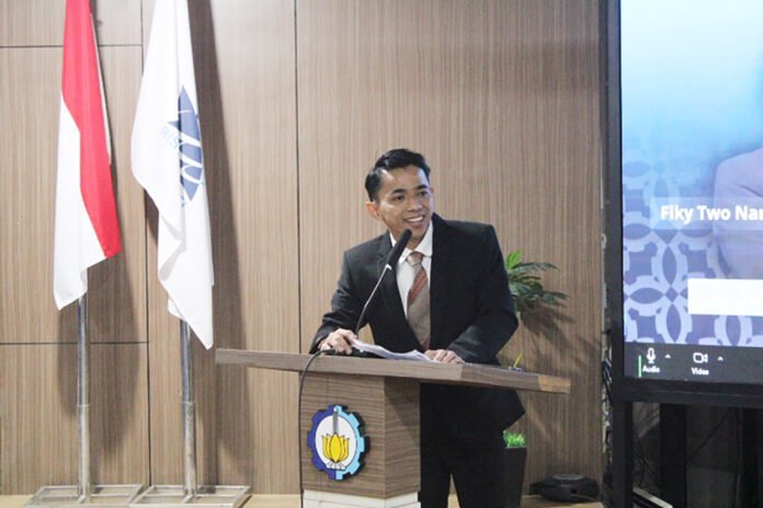 Dr Fiky Two Nando ST MT saat menjelaskan hasil riset dalam disertasinya pada Sidang Promosi Doktor di Departemen Teknik Sistem dan Industri ITS. Foto: Humas ITS