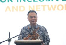 Bank Muamalat Biayai Pembangunan Gedung Kolabora Kebaikan di Bandung Direktur PT Bank Muamalat Indonesia Tbk Ricky Rikardo Mulyadi memberikan kata sambutan pada acara Zakat & Waqf for Inclusive Impact & Networking di Bandung, Jawa Barat, beberapa waktu lalu. Bank Muamalat memberikan dukungan pembiayaan bagi pembangunan Gedung Kolabora Kebaikan di Bandung, Jawa Barat, yang menjadi pusat kolaborasi, pemberdayaan, dan aktivitas sosial-keumatan. Inisiatif ini membuktikan peran Bank Muamalat yang tidak sekadar menjalankan fungsi intermediasi keuangan syariah. Sekaligus bertekad menjadi mitra strategis bagi lembaga-lembaga yang fokus pada pemberdayaan dan memberikan manfaat luas bagi umat. Foto: Ist