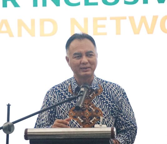 Bank Muamalat Biayai Pembangunan Gedung Kolabora Kebaikan di Bandung Direktur PT Bank Muamalat Indonesia Tbk Ricky Rikardo Mulyadi memberikan kata sambutan pada acara Zakat & Waqf for Inclusive Impact & Networking di Bandung, Jawa Barat, beberapa waktu lalu. Bank Muamalat memberikan dukungan pembiayaan bagi pembangunan Gedung Kolabora Kebaikan di Bandung, Jawa Barat, yang menjadi pusat kolaborasi, pemberdayaan, dan aktivitas sosial-keumatan. Inisiatif ini membuktikan peran Bank Muamalat yang tidak sekadar menjalankan fungsi intermediasi keuangan syariah. Sekaligus bertekad menjadi mitra strategis bagi lembaga-lembaga yang fokus pada pemberdayaan dan memberikan manfaat luas bagi umat. Foto: Ist