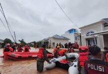 Polri Evakuasi Ratusan Warga Terdampak Banjir di Padang, 300 Personel Brimob Dikerahkan