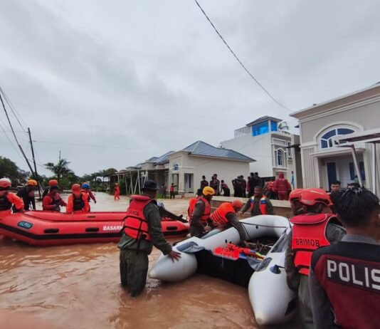 Polri Evakuasi Ratusan Warga Terdampak Banjir di Padang, 300 Personel Brimob Dikerahkan