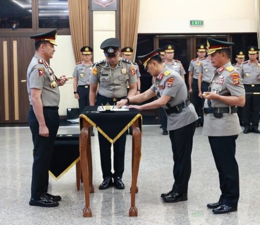 Kapolri Pimpin Sertijab Kakorlantas dan Tiga Kapolda di Mabes Polri
