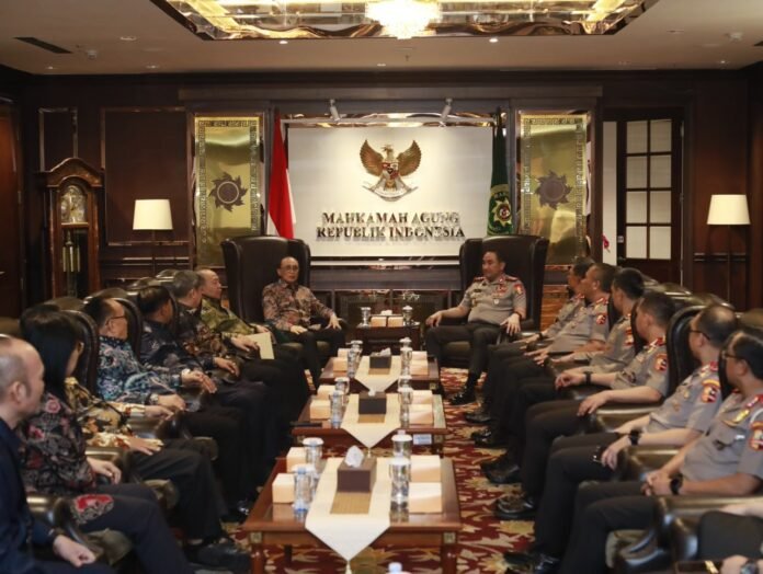 Kapolri Jenderal Polisi Suyudi Ario Seto bertemu Ketua Mahkamah Agung RI Sunarto dalam kunjungan ke Gedung Balairung MA, Jakarta, untuk memperkuat koordinasi dan kolaborasi penegakan hukum. Foto: Harnas.id