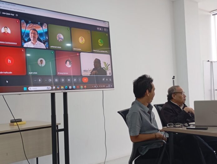 Dosen Magister Studi Islam Universitas Paramadina, Pipip A. Rifai Hasan, membahas teori ‘asabiyyah Ibn Khaldun untuk menganalisis konflik Amerika Serikat-Iran dalam diskusi di Universitas Paramadina, Jakarta, Rabu (14/10/2026). Foto: Harnas.id