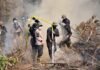 Polri Naikkan 92 Kasus Karhutla ke Penyidikan, Dugaan Keterlibatan Korporasi Didalami Petugas kepolisian melakukan penanganan kebakaran hutan dan lahan (karhutla) di lokasi kejadian sebagai upaya mencegah api meluas. Foto: Harnas.id