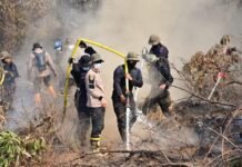 Polri Naikkan 92 Kasus Karhutla ke Penyidikan, Dugaan Keterlibatan Korporasi Didalami Petugas kepolisian melakukan penanganan kebakaran hutan dan lahan (karhutla) di lokasi kejadian sebagai upaya mencegah api meluas. Foto: Harnas.id