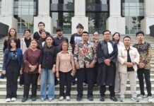 MK Minta UU Peradilan Militer Direvisi dalam 2 Tahun, Tim Supremasi Sipil Beri Tanggapan Tim Supremasi Sipil berada di depan Gedung Mahkamah Konstitusi (MK), Jakarta, usai mengikuti pembacaan putusan uji materiil UU Peradilan Militer pada Kamis (15/10/2026). Foto: Harnas.id