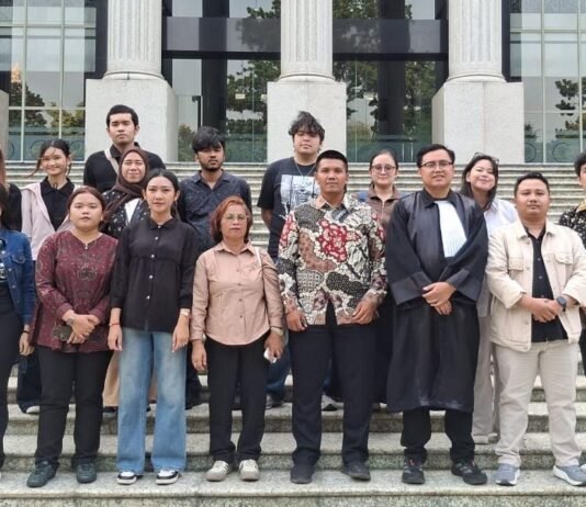 MK Minta UU Peradilan Militer Direvisi dalam 2 Tahun, Tim Supremasi Sipil Beri Tanggapan Tim Supremasi Sipil berada di depan Gedung Mahkamah Konstitusi (MK), Jakarta, usai mengikuti pembacaan putusan uji materiil UU Peradilan Militer pada Kamis (15/10/2026). Foto: Harnas.id