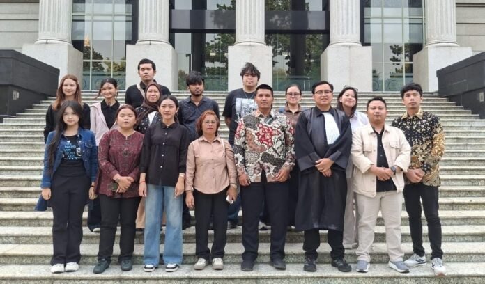 Tim Supremasi Sipil berada di depan Gedung Mahkamah Konstitusi (MK), Jakarta, usai mengikuti pembacaan putusan uji materiil UU Peradilan Militer pada Kamis (15/10/2026). Foto: Harnas.id