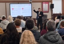 JK Kritik Demokrasi Liberal: Popularitas dan Modal Dinilai Lebih Dominan daripada Kompetensi Jusuf Kalla menyampaikan kuliah umum di Northern Illinois University, Amerika Serikat, Kamis (15/10/2026), membahas dinamika politik Indonesia, kualitas kepemimpinan, dan wacana penguatan arah pembangunan nasional melalui GBHN. Foto: Harnas.id