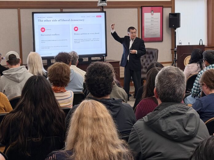 Jusuf Kalla Jusuf Kalla menyampaikan kuliah umum di Northern Illinois University, Amerika Serikat, Kamis (15/10/2026), membahas dinamika politik Indonesia, kualitas kepemimpinan, dan wacana penguatan arah pembangunan nasional melalui GBHN. Foto: Harnas.id