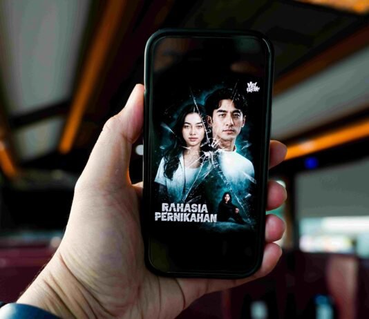 MAXStream TV Eksplorasi AI Lewat Film Thriller Psikologis Rahasia Pernikahan MAXStream TV mengeksplorasi penggunaan kecerdasan buatan dalam produksi film Rahasia Pernikahan dengan tetap menempatkan kreativitas manusia sebagai pengendali proses kreatif. Foto: Istimewa