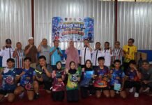 PTMSI Kota Depok Kukuhkan Delapan Atlet Tenis Meja untuk Porprov, Bidik Medali Emas Ketua PTMSI Kota Depok bersama tim official dan delapan atlet tenis meja yang dikukuhkan untuk memperkuat kontingen Kota Depok pada Porprov Jabar 2026, di Hanggar PTM Pesokay, Pesona Khayangan, Depok. Foto: Harnas.id