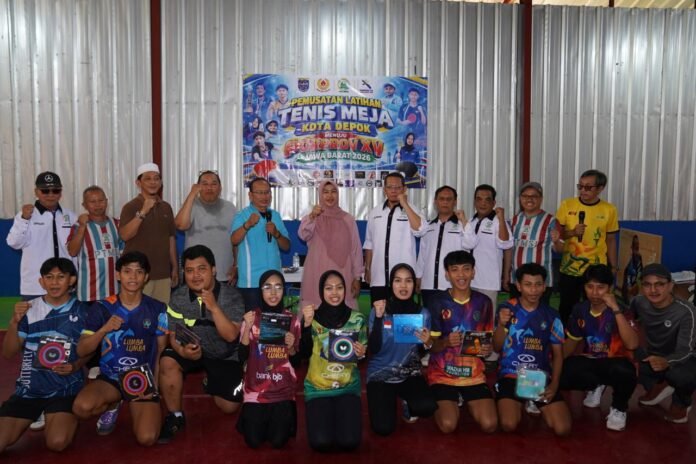 Ketua PTMSI Kota Depok bersama tim official dan delapan atlet tenis meja yang dikukuhkan untuk memperkuat kontingen Kota Depok pada Porprov Jabar 2026, di Hanggar PTM Pesokay, Pesona Khayangan, Depok. Foto: Harnas.id