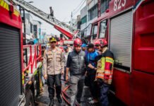 Api Ruko Surya Kencana Menjalar ke Bangunan Sebelah, Damkar Kerahkan Belasan Kendaraan Wali Kota Bogor bersama Petugas Damkar Kota dan Kabupaten Bogor Memadamkan Kebakaran Ruko di Jalan Surya Kencana (Foto: Pemkot Bogor)