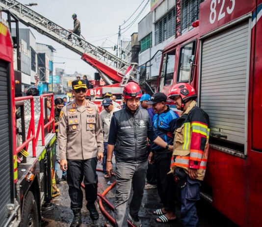 Api Ruko Surya Kencana Menjalar ke Bangunan Sebelah, Damkar Kerahkan Belasan Kendaraan Wali Kota Bogor bersama Petugas Damkar Kota dan Kabupaten Bogor Memadamkan Kebakaran Ruko di Jalan Surya Kencana (Foto: Pemkot Bogor)