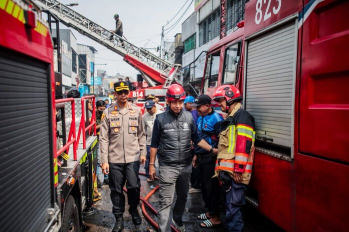 Wali Kota Bogor bersama Petugas Damkar Kota dan Kabupaten Bogor Memadamkan Kebakaran Ruko di Jalan Surya Kencana (Foto: Pemkot Bogor)