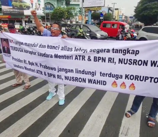 Aktivis Antikorupsi Depok Desak KPK Jemput Paksa Nusron Wahid, Soroti Ketidakhadiran Panggilan Aktivis Anti-Korupsi Depok Menggelar Aksi Demonstrasi di Simpang Ramanda, Margonda Raya (Dok. Ist)