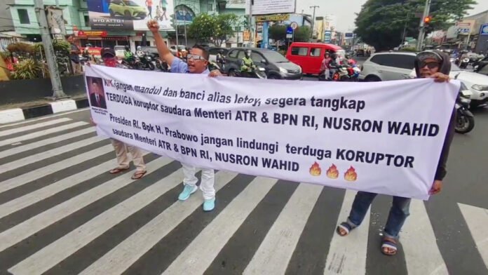Aktivis Anti-Korupsi Depok Menggelar Aksi Demonstrasi di Simpang Ramanda, Margonda Raya (Dok. Ist) Aktivis Anti-Korupsi Depok Menggelar Aksi Demonstrasi di Simpang Ramanda, Margonda Raya (Dok. Ist)