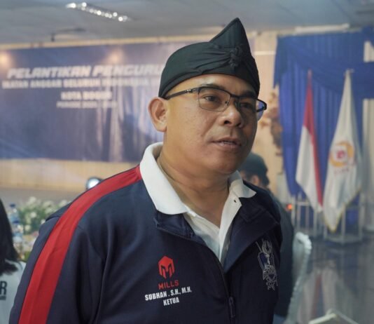 Porprov XV Jabar 2026: Harga Mati, Anggar Kota Bogor Patok Target 7 Medali Emas Ketua IKASI Kota Bogor H. Subhan memberikan arahan kepada jajaran pengurus dan atlet jelang berlaga pada Pekan Olahraga Provinsi (Porprov) XV Jawa Barat 2026. (Foto: Dok. Humas KONI Kota Bogor)