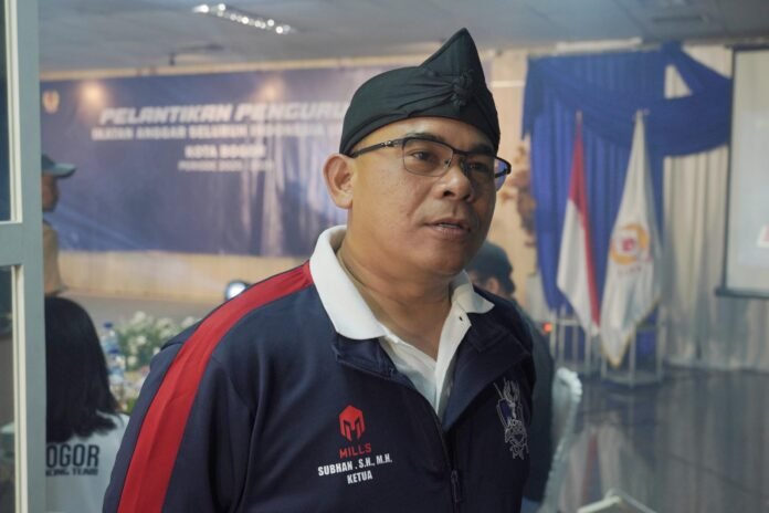Ketua IKASI Kota Bogor Ketua IKASI Kota Bogor H. Subhan memberikan arahan kepada jajaran pengurus dan atlet jelang berlaga pada Pekan Olahraga Provinsi (Porprov) XV Jawa Barat 2026. (Foto: Dok. Humas KONI Kota Bogor)