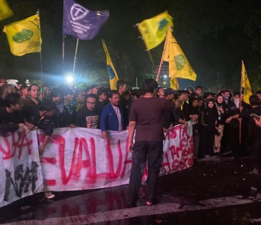 Saling Dorong dengan Aparat, Unjuk Rasa Mahasiswa di Istana Bogor Bawa 5 Tuntutan Unjuk Rasa Mahasiswa di Istana Bogor Ricuh, Bawa 5 Tuntutan Termasuk Karhutla. Foto: Harnas.id