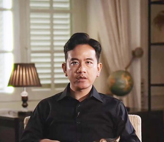 MK Tak Temukan Bukti Ijazah Setara SMA, Gibran Pilih Fokus Kerja Wakil Presiden Gibran Rakabuming Raka menyampaikan tanggapan terkait putusan Mahkamah Konstitusi. Foto: YouTube GibranTV